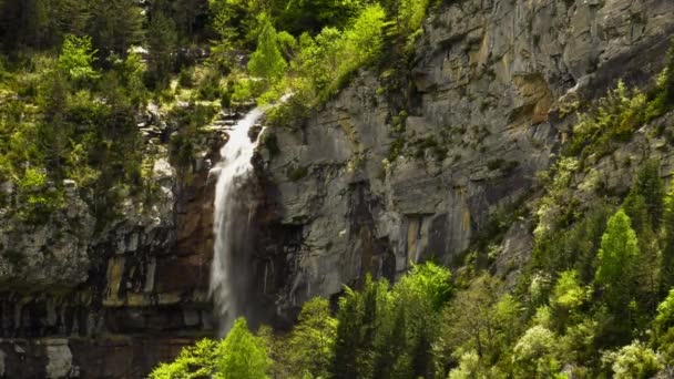 Högt Vattenfall Kaskad Nerför Klippkanten Pyrenéernas Dal Spanien — Stockvideo