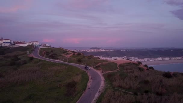 Car Driving Curvy Road Next Cliff Beautiful Cityscape Backgorund — Stock Video