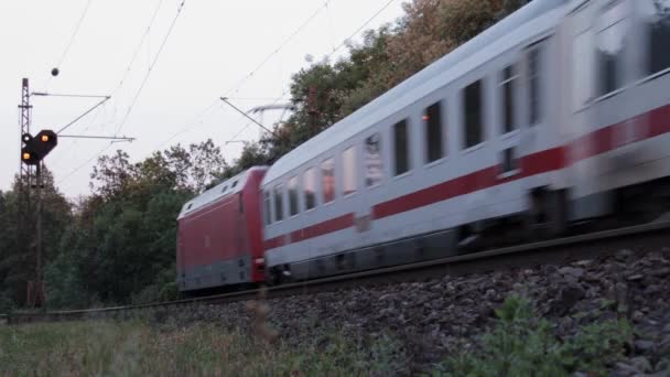火车在德国金茨堡的一个德国铁路轨道上经过 黄金时段在铁轨附近拍摄 火车运送通勤者 — 图库视频影像
