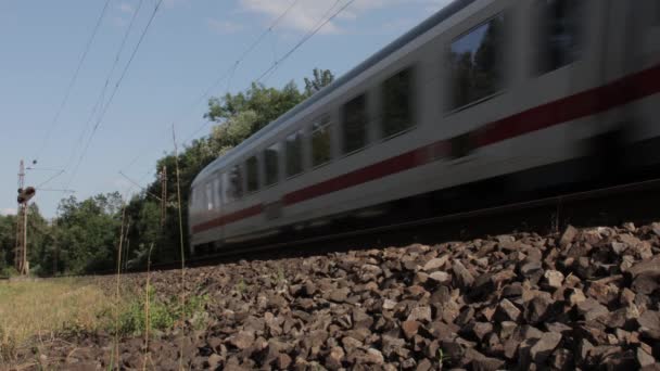Der Zug Passiert Eine Deutsche Bahnstrecke Gnzburg Gefilmt Der Nähe — Stockvideo
