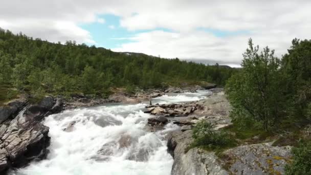 Прекрасная Дикая Река Отта Норвегии Снимается Беспилотником Летит Над Нами — стоковое видео