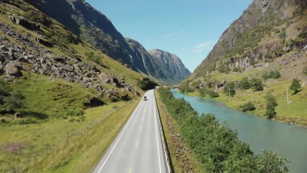 Norveç Yukarısından Çekilen Bir Yol Skei Yakınlarındaki Yolda Bir Araba — Stok video