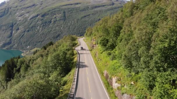 Автомобіль Автобус Їдуть Дорозі Перед Геірангерфіордом Норвегії — стокове відео