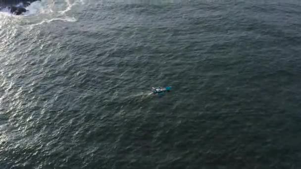 Pequeño Bote Frente Pintoresca Costa Tropical Con Olas Rompiendo Costa — Vídeos de Stock