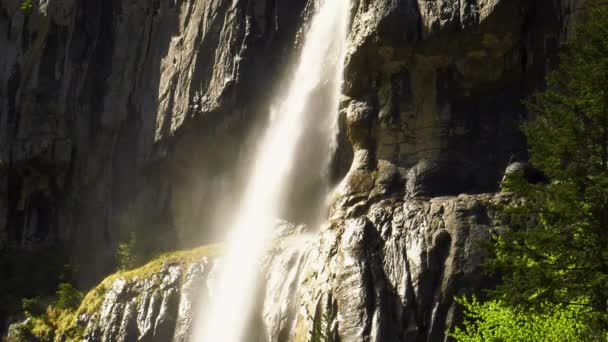 Высокий Водопад Крутых Скалах Испания — стоковое видео