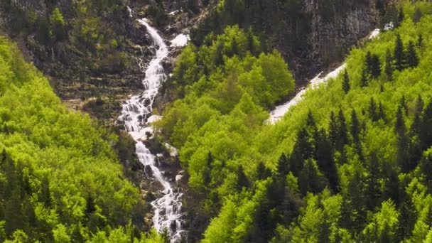 Cascadas Que Caen Cascada Por Empinada Ladera Montaña — Vídeo de stock