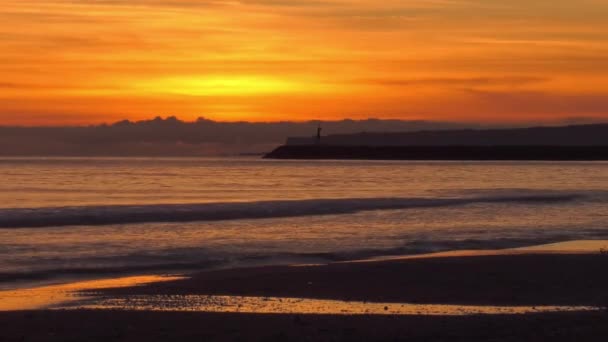 Πορτοκαλί Αυγή Ουρανό Πάνω Από Θάλασσα Ακτή Τείχος Λιμάνι — Αρχείο Βίντεο