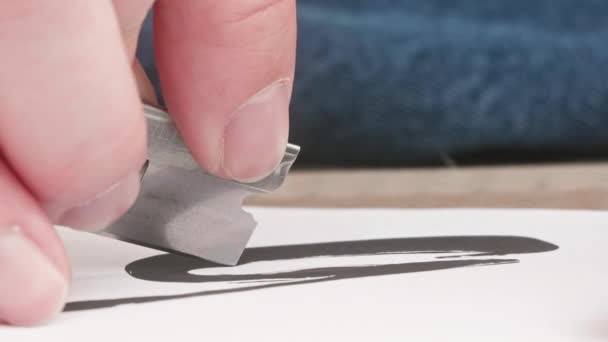 Händer Skära Stencil Papper Med Rakblad Extrem Närbild Slow Motion — Stockvideo