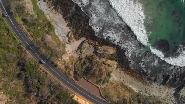 Statische Luchtfoto Van Auto Rijden Kustweg Door Zee — Stockvideo