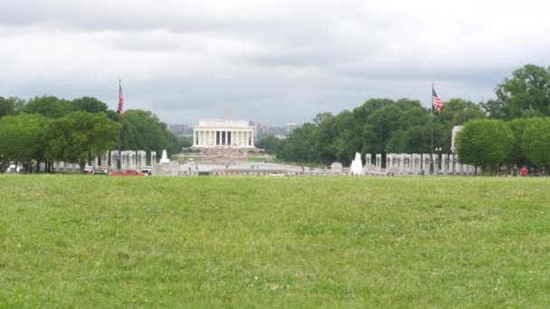 位于华盛顿特区 林肯纪念堂距离男性慢跑者穿过镜头 静止不动地慢动作 — 图库视频影像