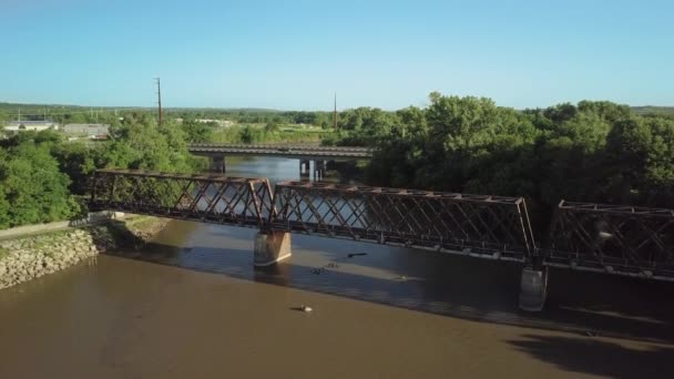 Pont Ferroviaire Treillis Acier Dessus Une Rivière Brune Pont Routier — Video