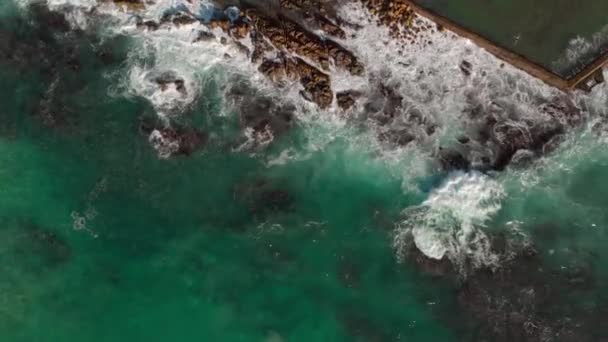 Воздушный Беспилотник Рассматривается Волны Катящиеся Скалам — стоковое видео