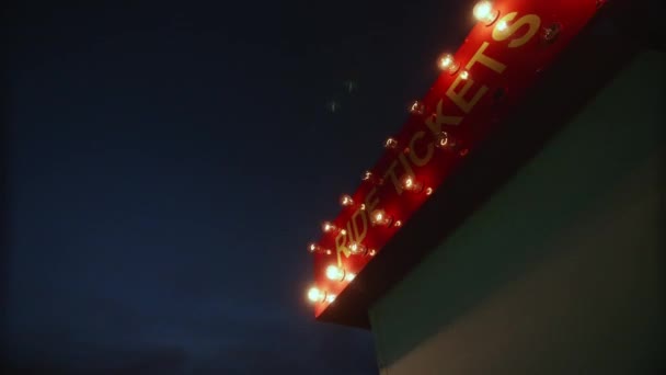 在狂欢节 多利右 慢行等场合 骑上闪烁着灯光的售票亭标志 — 图库视频影像
