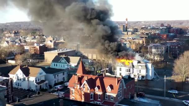 Aproximación Aérea Amplia Toma Edificio Llamas New Haven Connecticut Día — Vídeo de stock