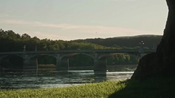 Puente Histórico Sobre Río Susquehanna Watsontown Pensilvania Pan Left — Vídeos de Stock