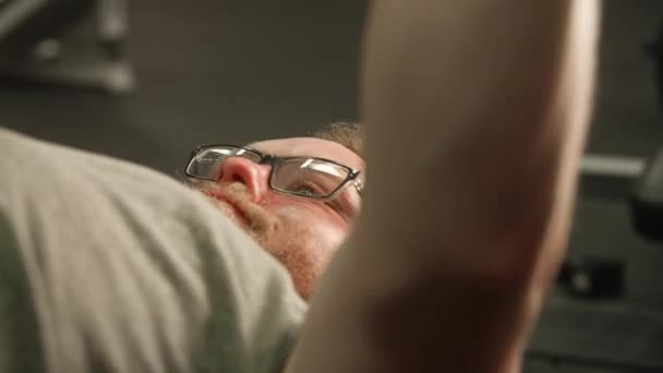 Potící Muž Brýlemi Lavice Lisování Uvnitř Tělocvičny Zblízka — Stock video