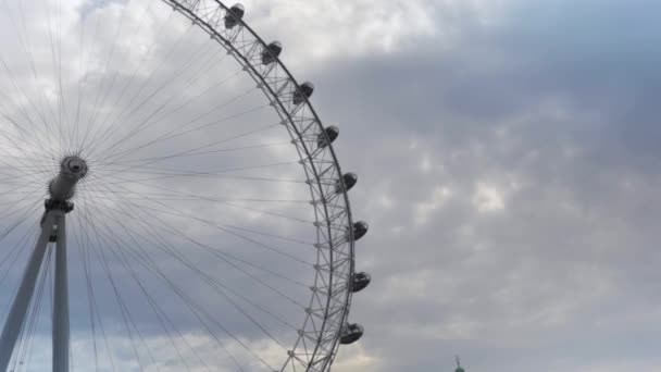 London Eye Einem Bewölkten Morgen Von Einem Boot Aus Gesehen — Stockvideo