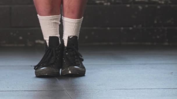 Mužské Nohy Skákající Provaz Špinavými Botami Uvnitř Tělocvičny Zblízka Pomalý — Stock video