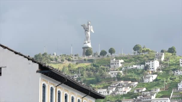 厄瓜多尔基多的传统建筑上 鸟儿高耸入云 背景是埃尔帕内希略史诗 拉维根德尔帕内希略 — 图库视频影像
