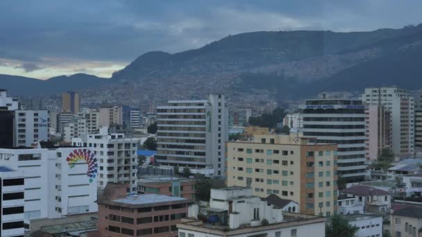 Nubes Soplan Sobre Terreno Montañoso Que Rodea Edificios Ciudad Quito — Vídeo de stock
