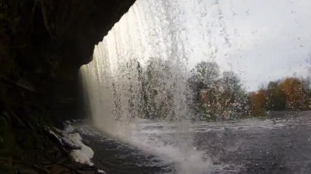 水从高高的岩石上落下来 Jgala Fall 爱沙尼亚 — 图库视频影像