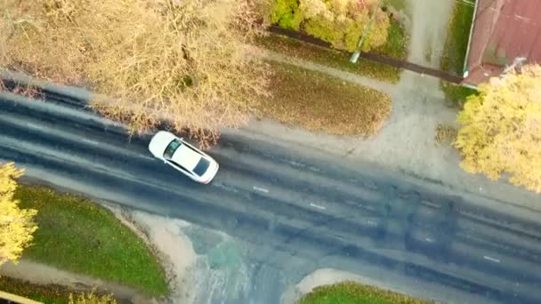 Drone Achtervolgt Auto Een Lege Weg Rakvere — Stockvideo