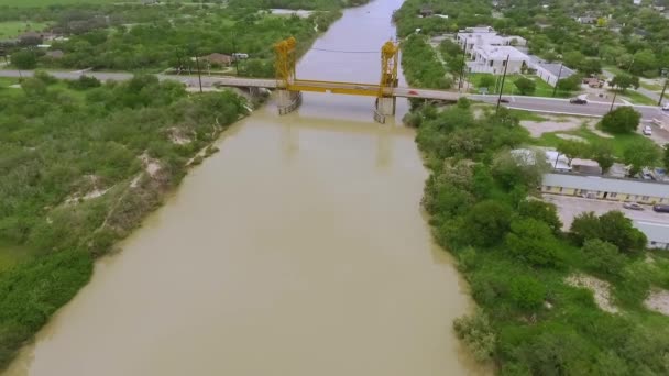 得克萨斯州里奥洪多的一座升降机桥 是一条89英里长的河流的一部分 从得克萨斯州伊达尔戈县的Mission延伸到卡梅隆县的拉古纳马德拉河下游 — 图库视频影像