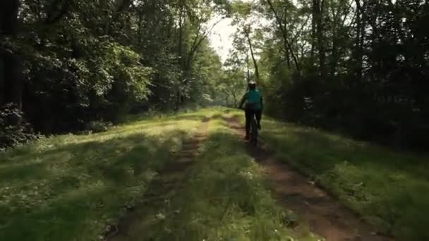 Mulher Andando Bicicleta Montanha Para Baixo Caminho Sujeira Arborizada Rastreamento — Vídeo de Stock