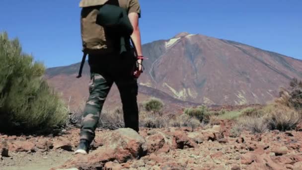 Молодой Человек Походы Рюкзаком Тенерифе Тейде Национальный Парк Вулкан Кадров — стоковое видео