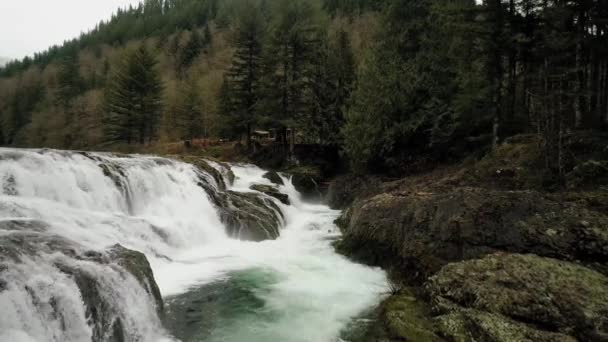 Ohromující Anténa Dougan Falls Letí Vpřed Úzké Štěrbiny Skrz Mlhu — Stock video