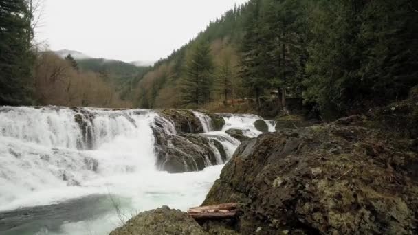 Ohromující Pomalý Pohyb Orbitu Kolem Skalnatého Hřebene Odhaluje Dougan Falls — Stock video