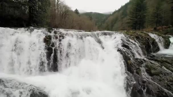 Risky Perto Aéreo Água Cai Sobre Topo Dougan Falls — Vídeo de Stock