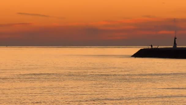 Pesca Del Amanecer Pared Del Puerto Con Mar Tranquilo — Vídeo de stock