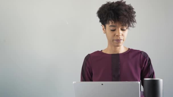 Schwarze Frau Kommt Spät Zum Kaffeetrinken Und Zur Arbeit Tablet — Stockvideo