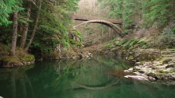 Agua Refleja Puente Arco Madera Que Atraviesa Río Lewis Tiro — Vídeos de Stock