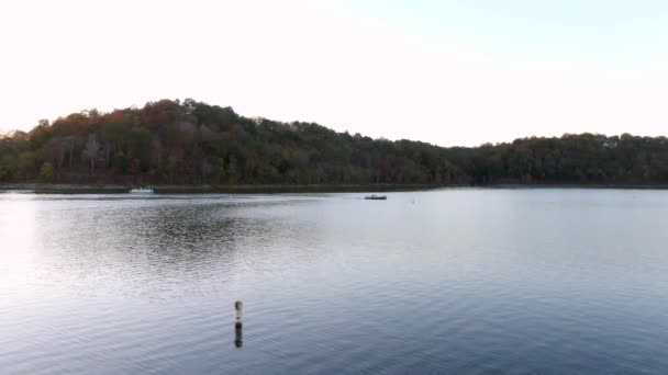 Umlaufbahn Ein Wendendes Boot Verlassen — Stockvideo