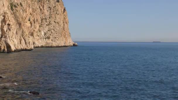 Havsklippor Med Lugnt Blått Hav Och Skepp Vid Horisonten Medelhavet — Stockvideo