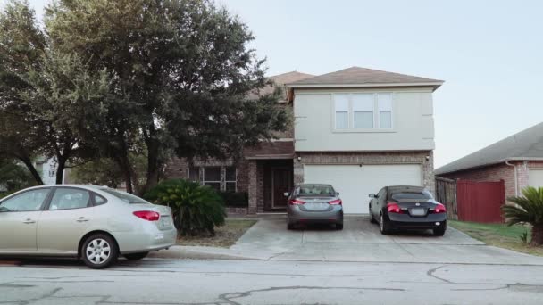 Létrehozása Lövés Nappali Egy Nagy Kétemeletes Ház Texasban — Stock videók