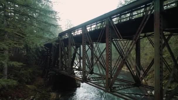 Vuelo Hacia Atrás Cerca Del Puente Ferroviario Acero Río Lejano — Vídeos de Stock