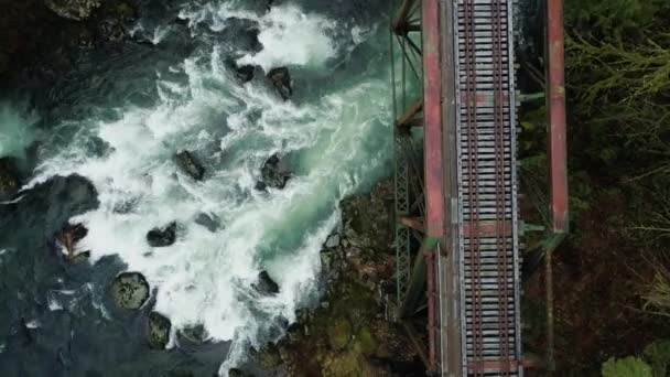 Cascadas Río Bajo Puente Ferroviario Vuelo Inverso Con Panorámica — Vídeos de Stock