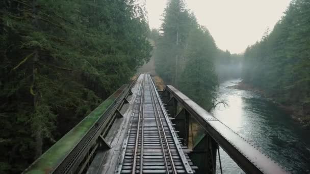 Vuelo Lento Sobre Puente Del Ferrocarril Mientras Cruza Río Lewis — Vídeos de Stock