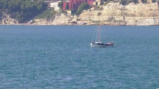 Mavi Denizde Küçük Bir Yelkenli Yat Spanya Nın Akdeniz Kıyısında — Stok video
