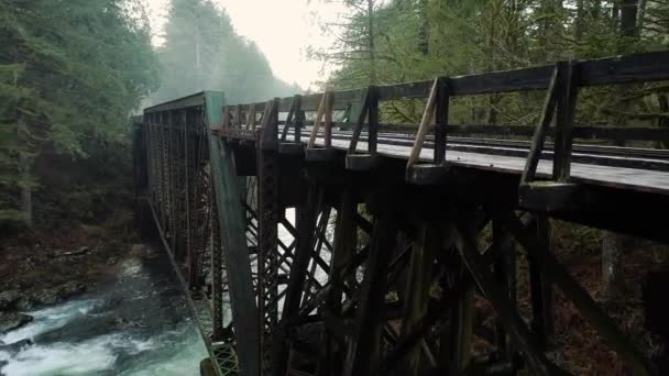 Vuelo Escalada Por Encima Del Puente Del Ferrocarril Revelando Neblina — Vídeos de Stock
