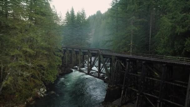 Drone Vuela Sobre Puente Del Ferrocarril Mientras Cruza Río Lewis — Vídeos de Stock