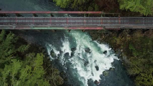 Lewis Älv Rinner Genom Forsen Och Flyter Ståljärnvägsbron — Stockvideo