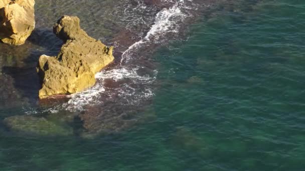 Rotsachtige Kustlijn Met Blauwe Zee Breken Ondergedompeld Rif Hoge Hoek — Stockvideo