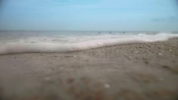 Oceaan Golven Wassen Strand Zand Camera Lens Slow Motion — Stockvideo