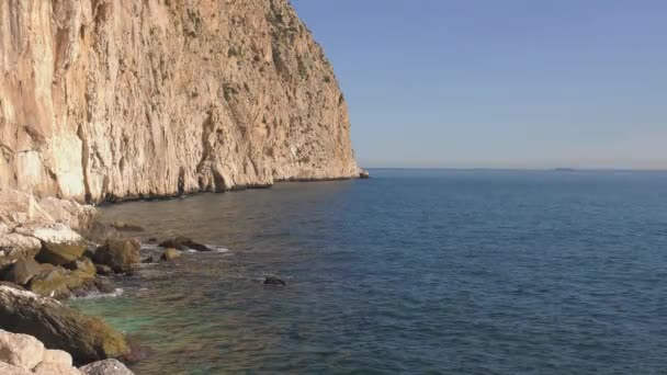 ทะเลส าเง นและหน าผาส ทะเลชายฝ คาลป สเปน — วีดีโอสต็อก