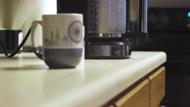 コーヒーメーカーが早朝に鍋にコーヒーを滴下 — ストック動画