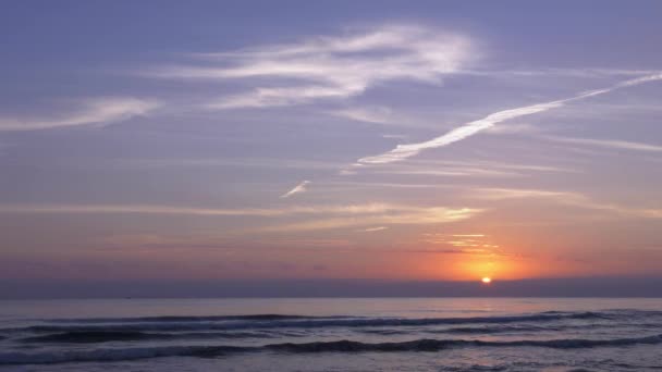Sonnenaufgang Strand Mit Wolkenstreifen Blauen Himmel Weitwinkel Ruhiges Meer Spanien — Stockvideo